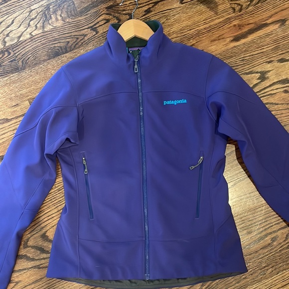 Purple Patagonia women’s lightweight jacket. Fitted design. Excellent condition. - Picture 2 of 4